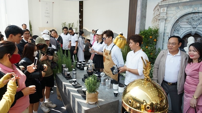 Gian hàng trình diễn pha chế cà phê tại hội chợ