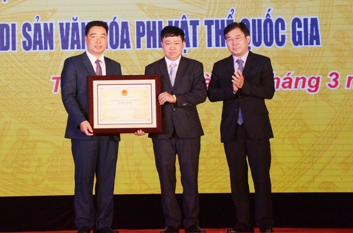 Ông Nông Quốc Thành - Phó cục trưởng Cục Di sản thay mặt lãnh đạo Bộ VHTT&DL trao Chứng nhận danh hiệu Di sản phi vật thể quốc gia Lễ hội Đền Bà Triệu Ông Nông Quốc Thành - Phó cục trưởng Cục Di sản thay mặt lãnh đạo Bộ VHTT&DL trao Chứng nhận danh hiệu Di sản phi vật thể quốc gia Lễ hội Đền Bà Triệu