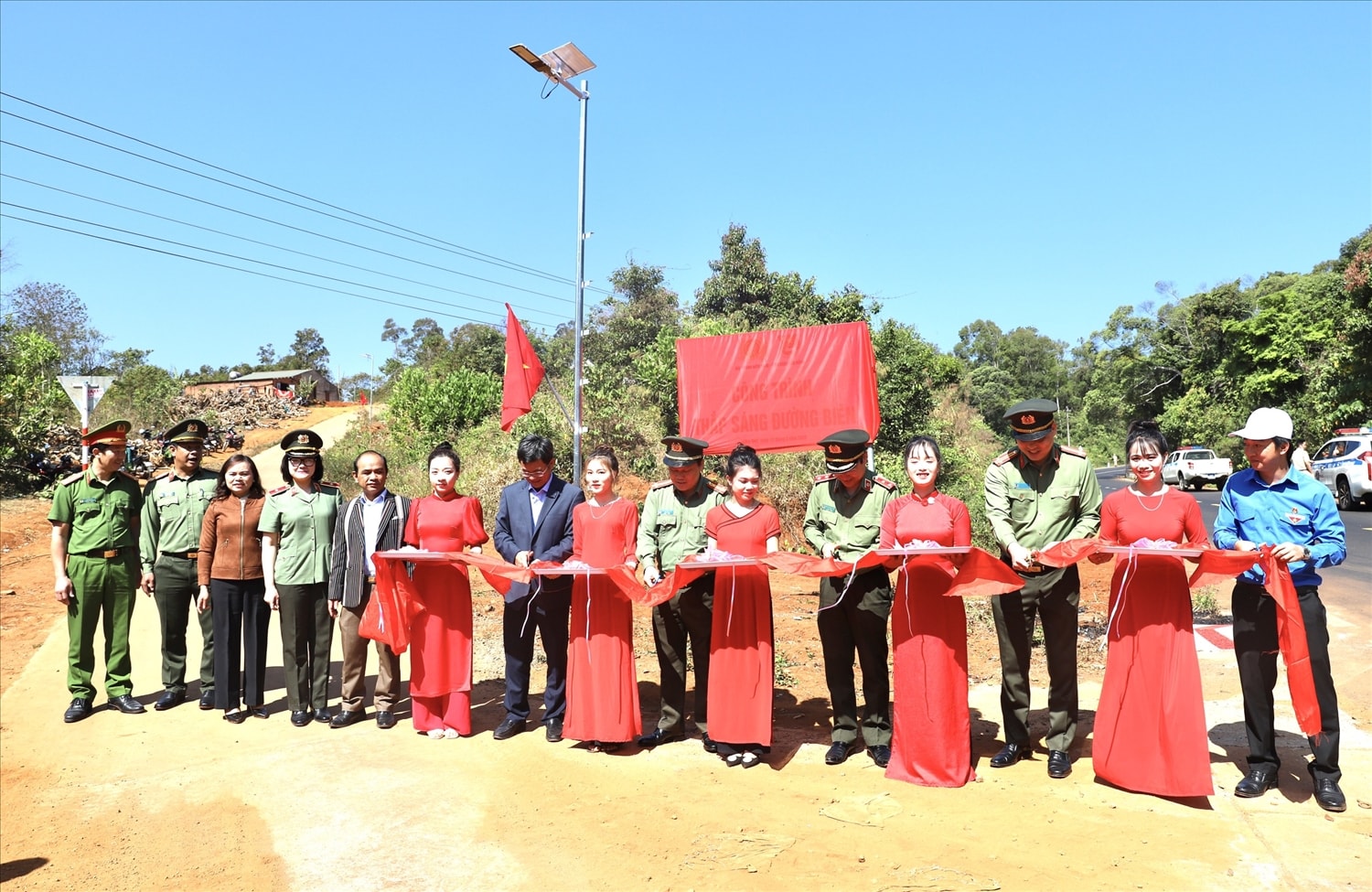 Cắt băng khánh thành công trình thắp sáng đường biên Cắt băng khánh thành công trình thắp sáng đường biên