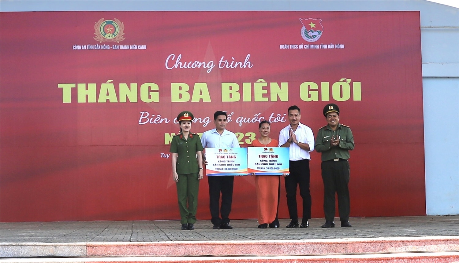 Trao tặng 2 công trình “sân chơi thiếu nhi” cho các điểm lẻ thuộc Trường Mầm non Hoa Hồng và Trường Tiểu học Lý Tự Trọng Trao tặng 2 công trình “sân chơi thiếu nhi” cho các điểm lẻ thuộc Trường Mầm non Hoa Hồng và Trường Tiểu học Lý Tự Trọng