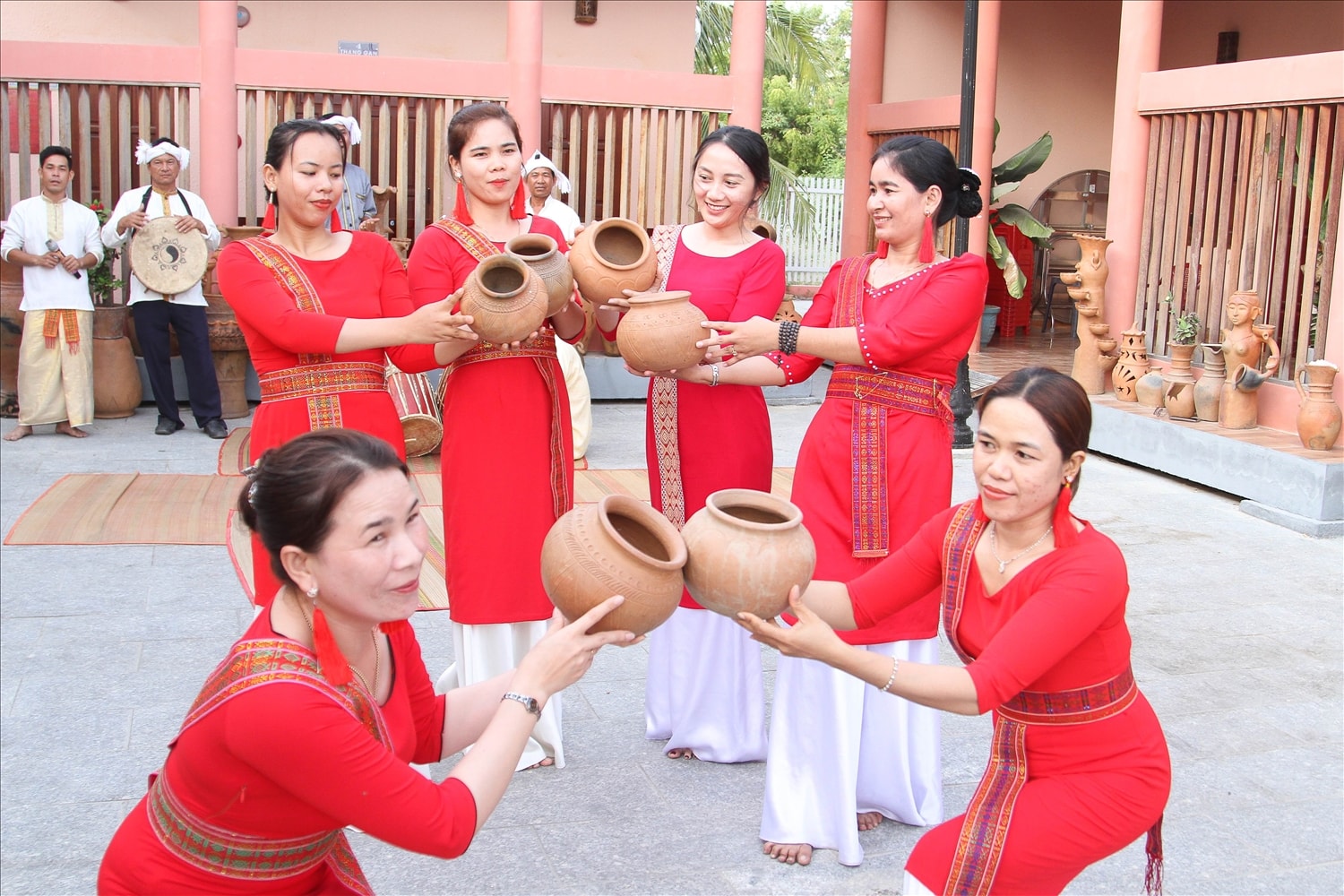 (Bài CTV) Dấu ấn mẫu hệ ở làng gốm Bàu Trúc 2