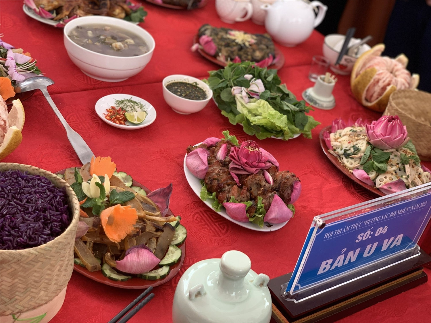 Hoa sen được lựa chọn làm chủ đạo cho mâm cơm dự thi của bản U Va