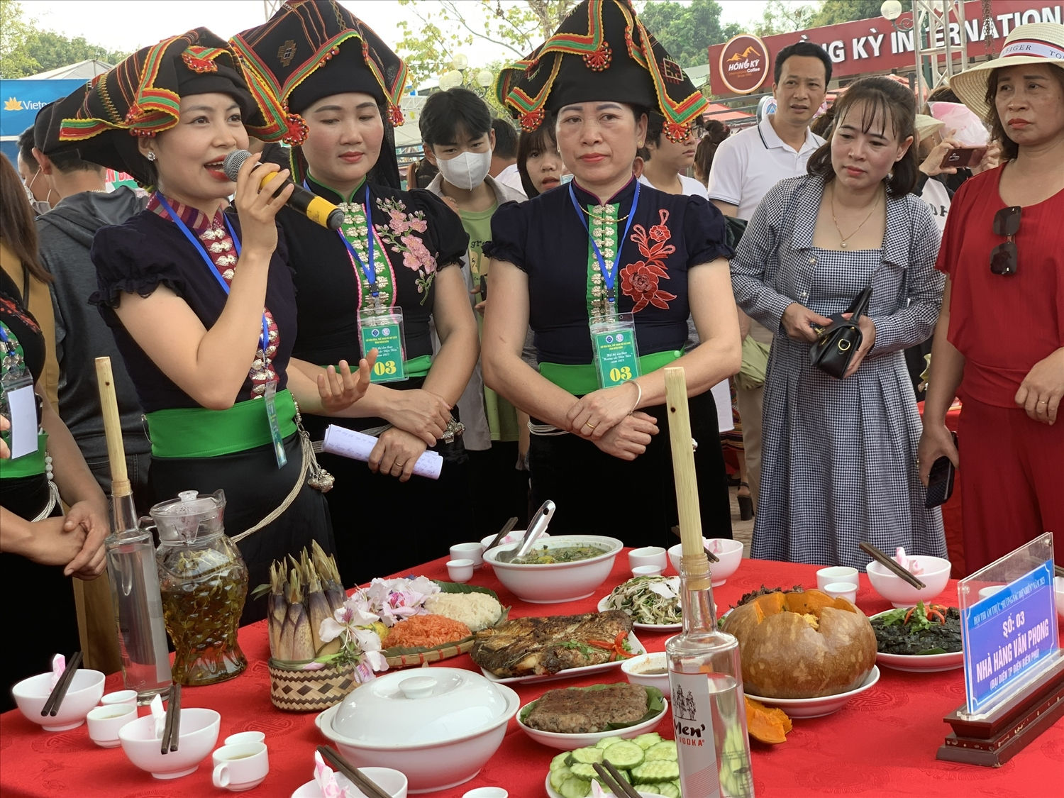 Các đội thi tham gia thuyết trình về mâm cơm tham gia Hội thi