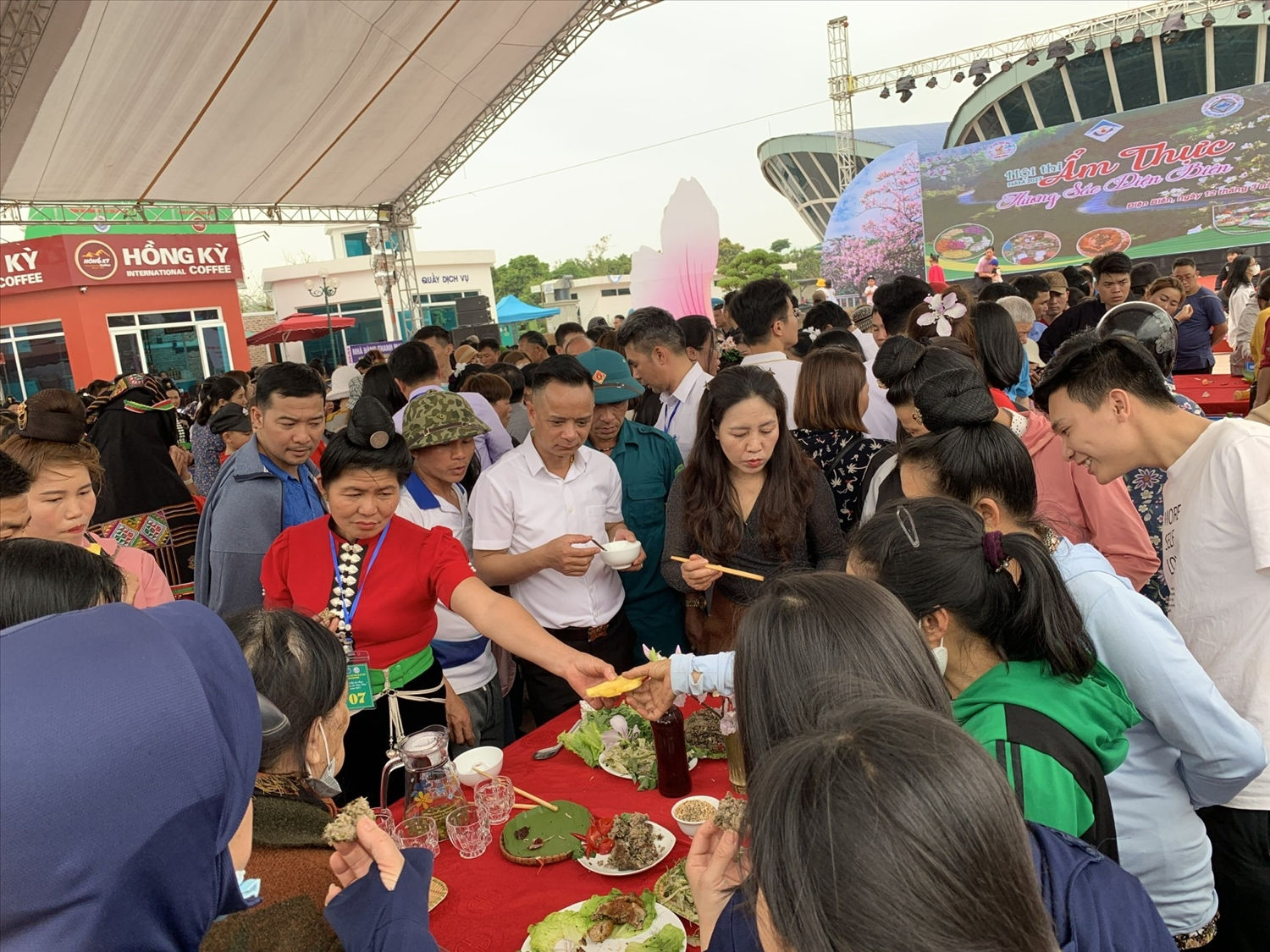 Du khách cùng thưởng thức các món ăn mà các đội thi mang đến Hội thi
