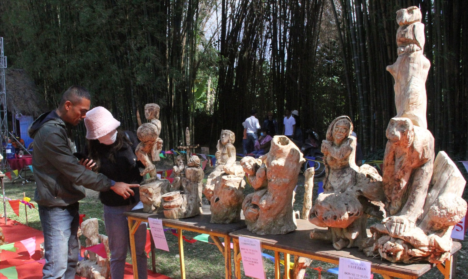 Nghệ nhân giới thiệu ý nghĩa của từng bức tượng mình tạo ra Nghệ nhân giới thiệu ý nghĩa của từng bức tượng mình tạo ra