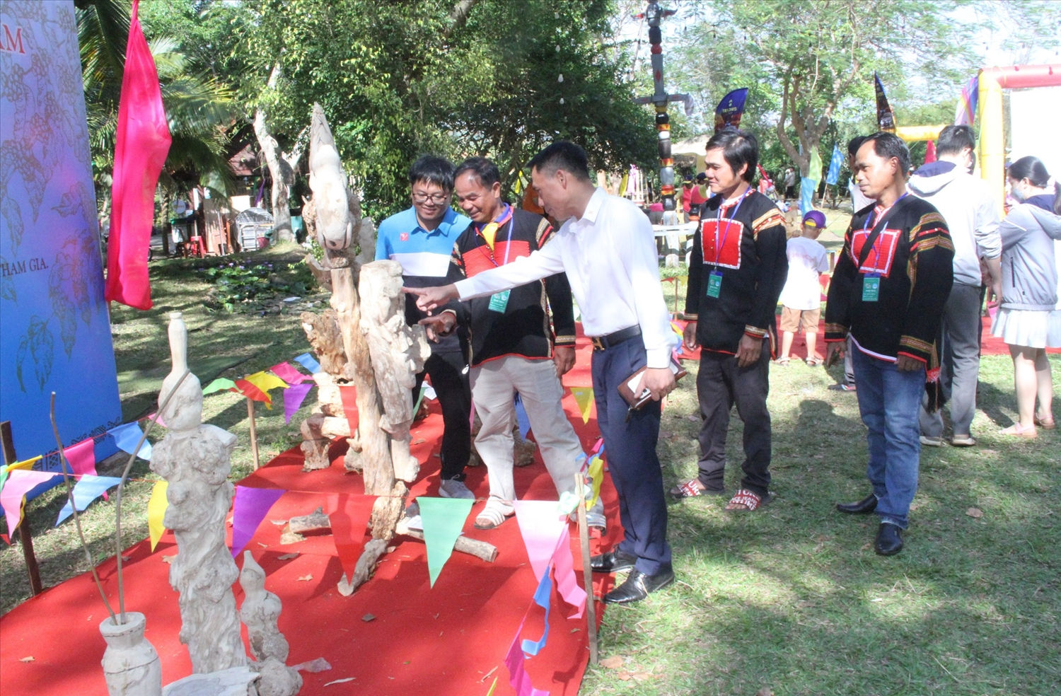 Tượng gỗ dân gian thu hút người dân và du khách đến xem và tìm hiểu ý nghĩa Tượng gỗ dân gian thu hút người dân và du khách đến xem và tìm hiểu ý nghĩa