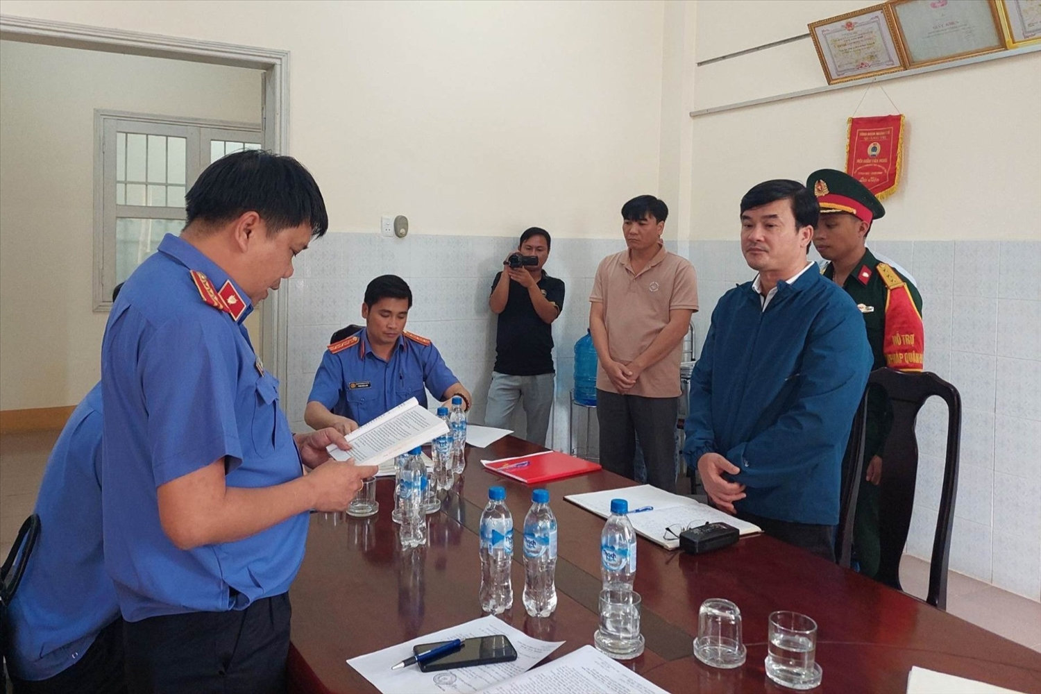 Cơ quan điều tra Viện Kiểm sát Nhân dân tối cao tống đạt Quyết định khởi tố bị can và lệnh bắt tạm giam đối với ông Nguyễn Đình Cương. (Ảnh CTV)