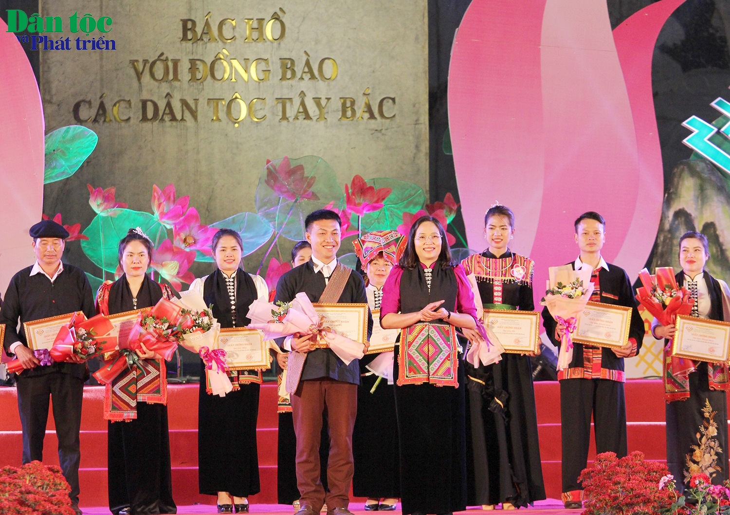 Ban Tổ chức đã trao giải nhất, nhì, ba cho các đội thi, thí sinh tham gia thi thêu khăn piêu, thi trình diễn nghệ thuật xòe Thái, thi trưng bày và thuyết trình ẩm thực dân tộc, thi trại văn hóa và trưng bày sản phẩm địa phương cho các đội thi và thí sinh đoạt giải.