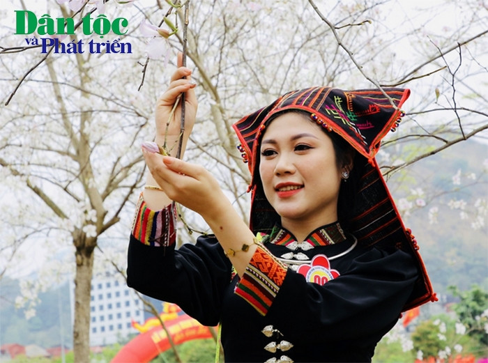 Cuộc thi thêu khăn piêu của đồng bào dân tộc Thái đã thu hút 12 thí sinh là những nghệ nhân, người có kỹ thuật thêu giỏi đại diện cho các xã, phường trên địa bàn thành phố. Chiếc Khăn piêu đội trên đầu hay quàng trên cổ làm cho người con gái Thái thêm duyên.