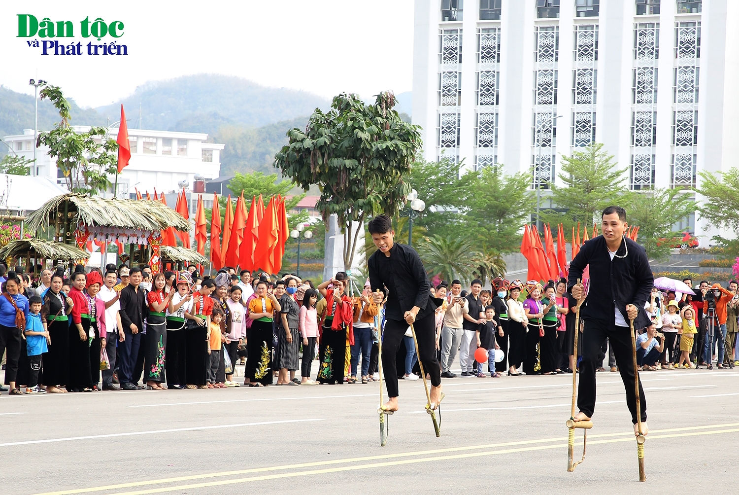 Các đội tham gia Lễ hội cùng tranh tài trong phần thi trò chơi dân gian như đi cà kheo, tó mák lẹ