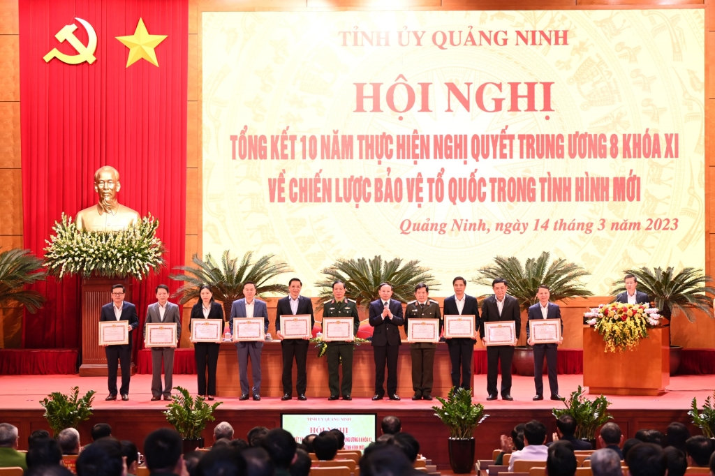 Ông Nguyễn Xuân Ký, Bí thư Tỉnh ủy Quảng Ninh trao Bằng khen cho các tập thể có thành tích xuất sắc