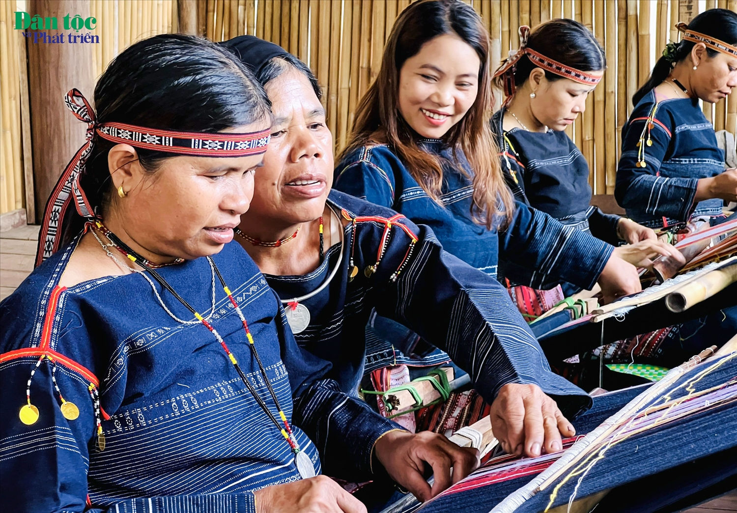 Nghề dệt thổ cẩm đòi hỏi sự tỉ mỉ, khéo léo và tinh tế của người  nghệ nhân trong từng công đoạn