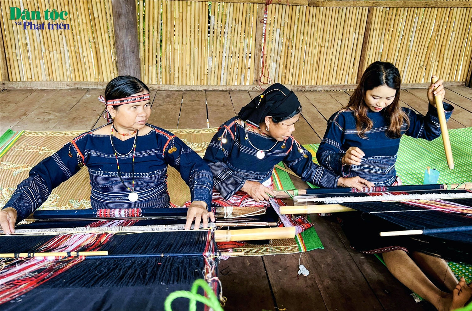 Phần lớn những người phụ nữ ở xã Ba Na tranh thủ dệt khi đã hoàn tất các công việc nương rẫy và sau bữa cơm chiều.