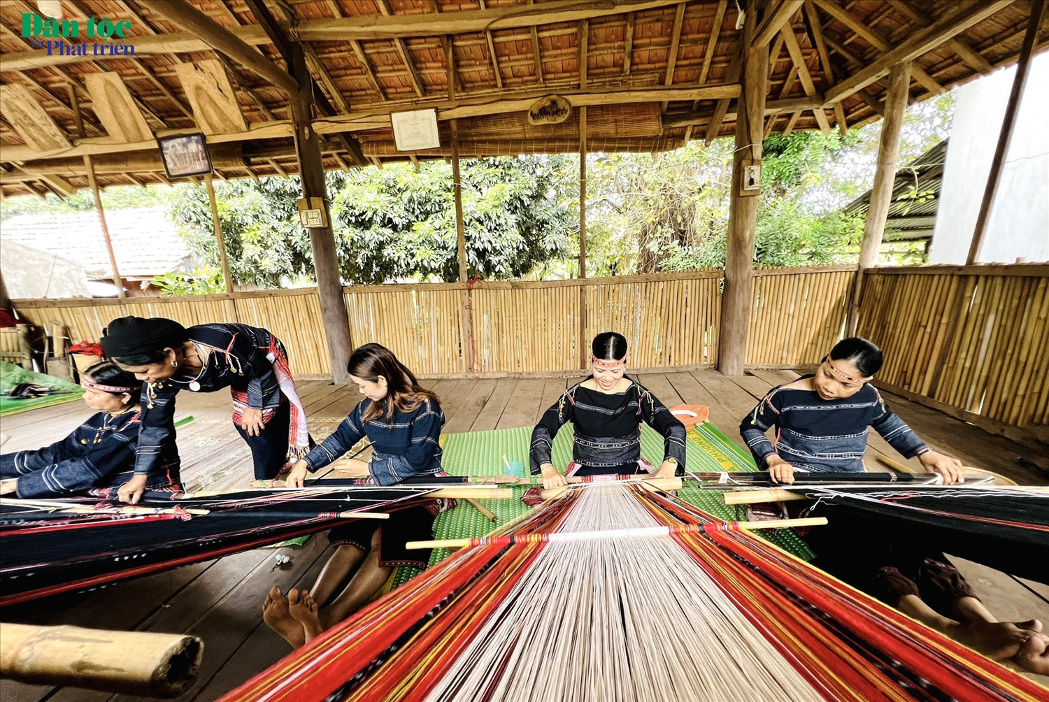 Từ việc giữ gìn nghề truyền thống, những người phụ nữ Ba Na đã đóng góp vào công cuộc bảo tồn văn hóa Tây Nguyên trong nhịp sống hiện đại