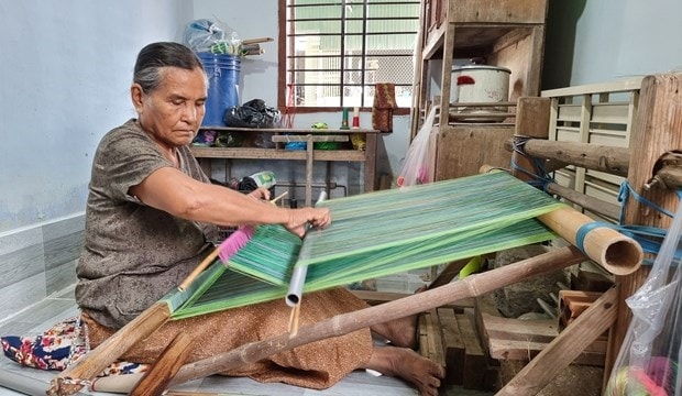 Nghệ nhân lớn tuổi người Chăm dệt vải thổ cẩm truyền thống. Ảnh: Nguyễn Thành – TTXVN Nghệ nhân lớn tuổi người Chăm dệt vải thổ cẩm truyền thống. Ảnh: Nguyễn Thành – TTXVN