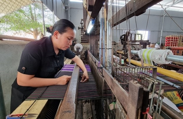 Chị La Ha Ta Ma Ri ở làng Mỹ Nghiệp (thị trấn Phước Dân, huyện Ninh Phước) đầu tư máy dệt để nâng cao hiệu quả sản xuất. Ảnh: Nguyễn Thành – TTXVN Chị La Ha Ta Ma Ri ở làng Mỹ Nghiệp (thị trấn Phước Dân, huyện Ninh Phước) đầu tư máy dệt để nâng cao hiệu quả sản xuất. Ảnh: Nguyễn Thành – TTXVN