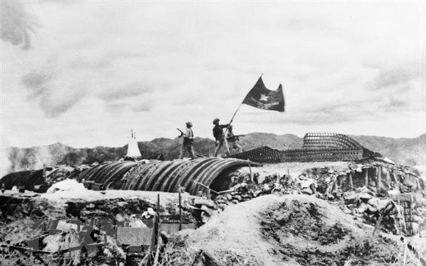 Phất cờ trên nóc hầm De Castries - 1954. (Ảnh: Triệu Đại)