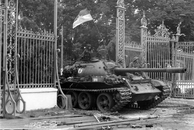 Xe tăng Quân giải phóng tiến húc đổ cổng Dinh Độc Lập, trưa 30/4/1975. (Ảnh: Trần Mai Hưởng/TTXVN)
