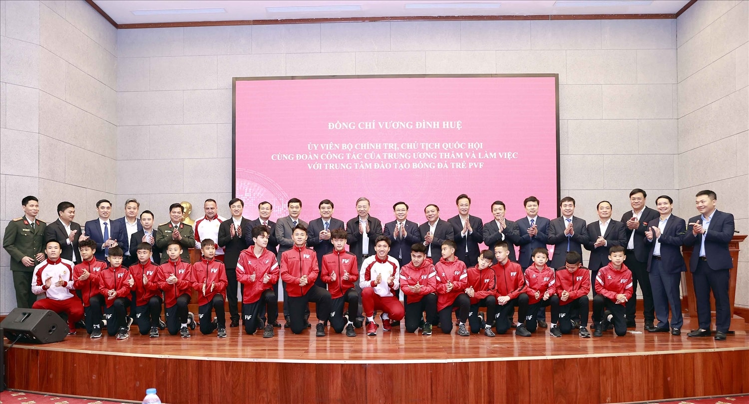 Chủ tịch Quốc hội Vương Đình Huệ và đại biểu chụp ảnh lưu niệm với cầu thủ, huấn luyện viên tại Trung tâm đào tạo Bóng đá trẻ PVF Chủ tịch Quốc hội Vương Đình Huệ và đại biểu chụp ảnh lưu niệm với cầu thủ, huấn luyện viên tại Trung tâm đào tạo Bóng đá trẻ PVF