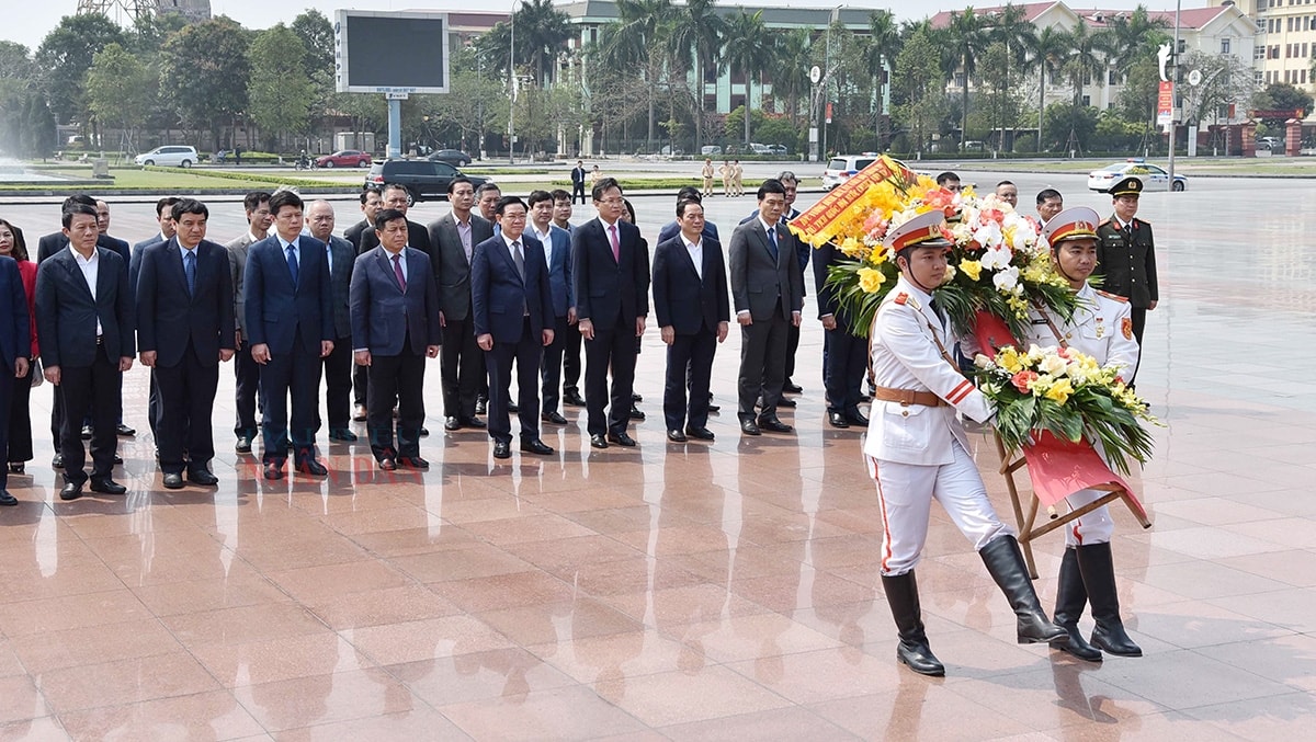 Chủ tịch Quốc hội Vương Đình Huệ cùng Đoàn công tác dâng hoa tại Tượng đài Tổng Bí thư Nguyễn Văn Linh. Chủ tịch Quốc hội Vương Đình Huệ cùng Đoàn công tác dâng hoa tại Tượng đài Tổng Bí thư Nguyễn Văn Linh.