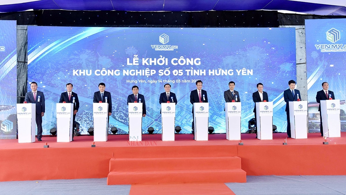 Chủ tịch Quốc hội Vương Đình Huệ và các đại biểu bấm nút khởi công xây dựng Khu Công nghiệp số 05 tỉnh Hưng Yên. Chủ tịch Quốc hội Vương Đình Huệ và các đại biểu bấm nút khởi công xây dựng Khu Công nghiệp số 05 tỉnh Hưng Yên.