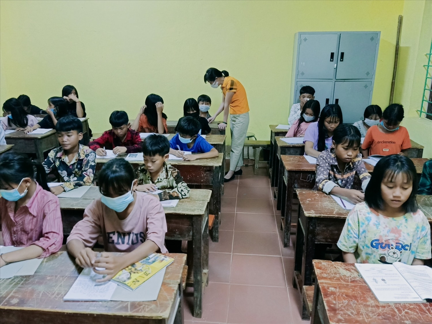 Thầy cô hướng dẫn học sinh học tập buổi tối tại trường Thầy cô hướng dẫn học sinh học tập buổi tối tại trường
