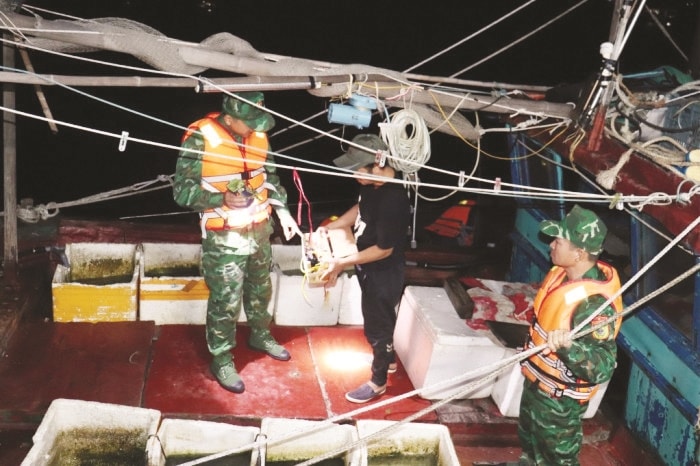 Lực lượng chức năng các tỉnh ven biển Việt Nam tăng cường tuần tra, xử lý các phương tiện khai thác thủy sản bằng hình thức tận diệt. Lực lượng chức năng các tỉnh ven biển Việt Nam tăng cường tuần tra, xử lý các phương tiện khai thác thủy sản bằng hình thức tận diệt.