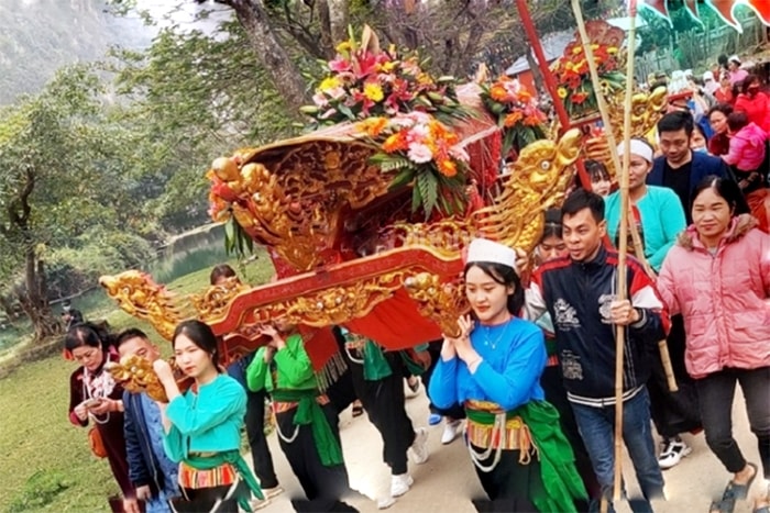 Nghi thức rước kiệu linh đình từ đền Rồng sang đền Nước Nghi thức rước kiệu linh đình từ đền Rồng sang đền Nước