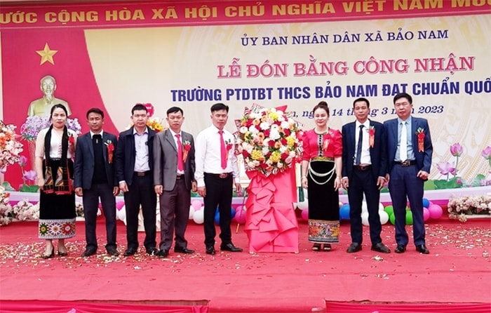 Lãnh đạo UBND huyện Kỳ Sơn trao Bằng công nhận đạt Chuẩn Quốc gia cấp độ 1 cho Trường PTDT Bán trú THCS Bảo Nam Lãnh đạo UBND huyện Kỳ Sơn trao Bằng công nhận đạt Chuẩn Quốc gia cấp độ 1 cho Trường PTDT Bán trú THCS Bảo Nam