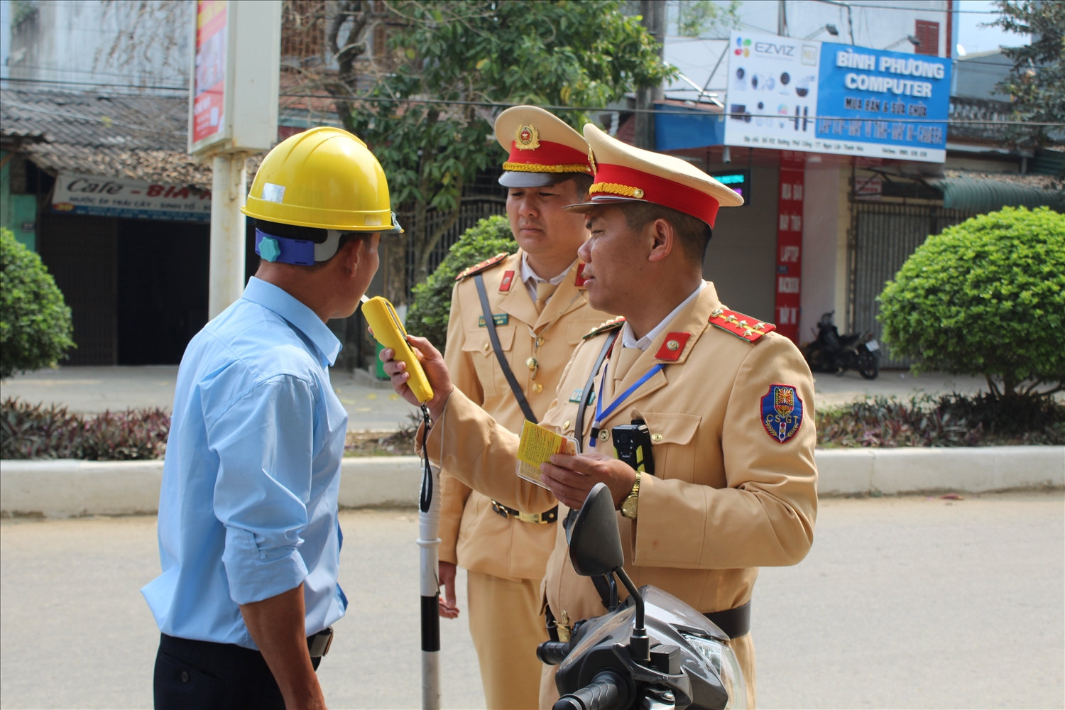 Lực lượng cảnh sát giao thông, Công an huyện Ngọc Lặc kiểm tra nồng độ cồn người điều khiển phương tiện khi tham gia giao thông