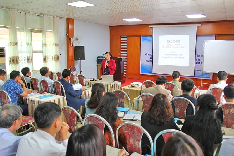 Giảng viên truyền đạt nội dung về thực trạng, hậu quả, nguyên nhân và các biện pháp can thiệp để phòng, chống tảo hôn và HNCHT