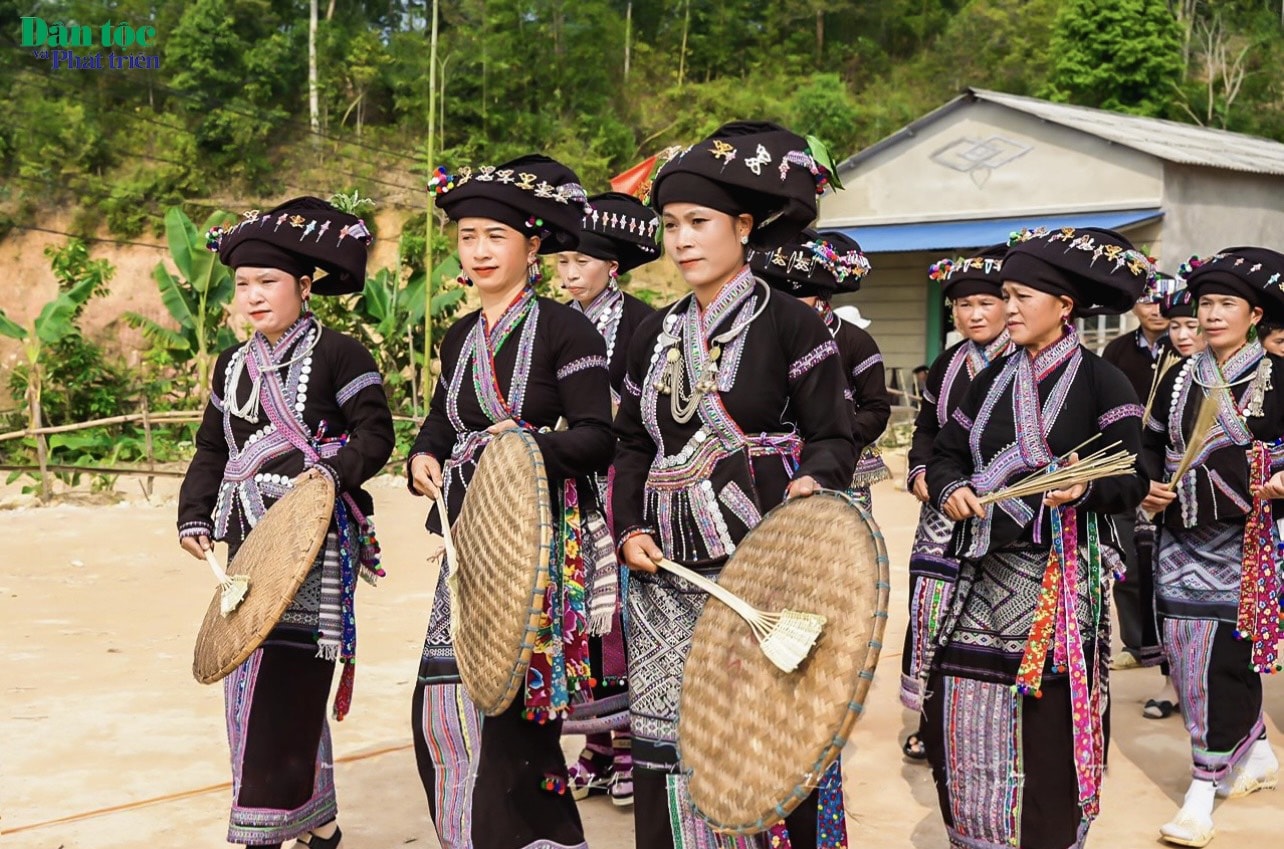 Vào dịp này, không phải các “mo lăm” hay già làng đứng ra chủ lễ mà cả cộng đồng cùng tham gia. Các nam nữ thanh niên trong bản chuẩn bị đạo cụ như ống tre, mẹt, trống, chiêng, trên đường đi xin nước sẽ làm các động tác như đập mẹt, gõ trống, tuốt lá cọ, tuốt lạt… để bắt chước tiếng sấm, tiếng mưa rơi