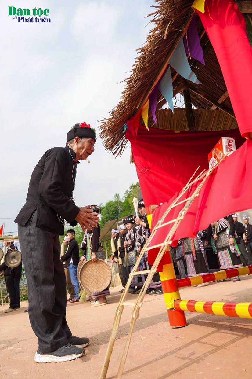 Kết thúc nghi lễ cúng thần linh, thầy cúng bước lên phát lệnh cho đoàn đi xin nước mưa các gia đình trong bản về để cúng tượng phật trong chùa. Dẫn đầu đoàn là thầy cúng, tiếp theo sau là các già làng có uy tín trong bản. Tiếp đến là các chàng trai, cô gái khỏe mạnh, ngoan hiền trong bản được lựa chọn cầm ống xin nước