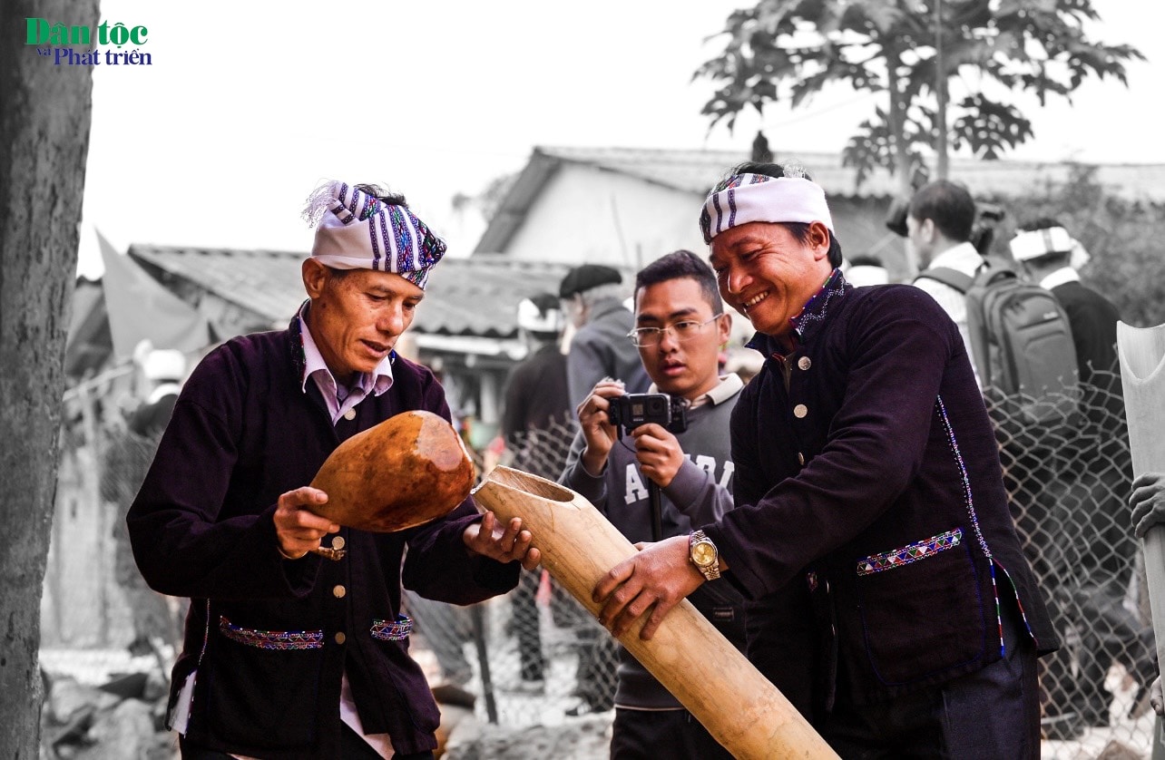 Người Lào ở Lai Châu quan niệm: Từ đời xa xưa, con người đã rất coi trọng nước, nước là nhu cầu sống thiết yếu của con người và vạn vật. Từ ý nguyện ấy, bà con dân tộc Lào đã nương tựa vào “phà”, “đin” (nghĩa là trời - đất) để cầu cho mưa thuận gió hoà, nhà nhà hạnh phúc, vạn vật tốt tươi. Đó là nguồn gốc hình thành, lưu truyền tục cầu mưa của dân tộc Lào và được gọi là Lễ hội Bun Vốc Nặm hay Lễ hội té nước