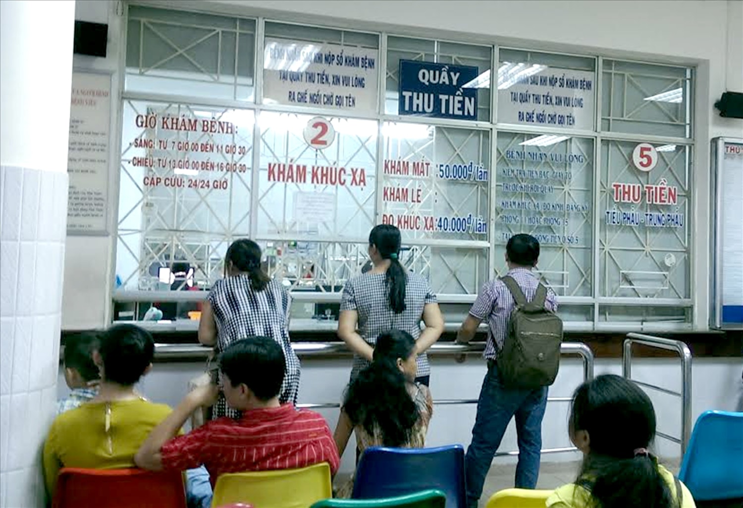 Một số phụ huynh lo lắng, tìm đến Bệnh viện xác minh thông tin. (Ảnh MH) Một số phụ huynh lo lắng, tìm đến Bệnh viện xác minh thông tin. (Ảnh MH)