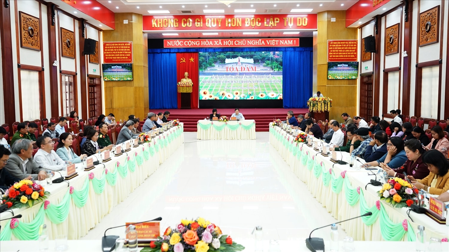 Quang cảnh buổi tọa đàm kỷ niệm 10 năm công trình Quảng trường Đại Đoàn Kết khánh thành