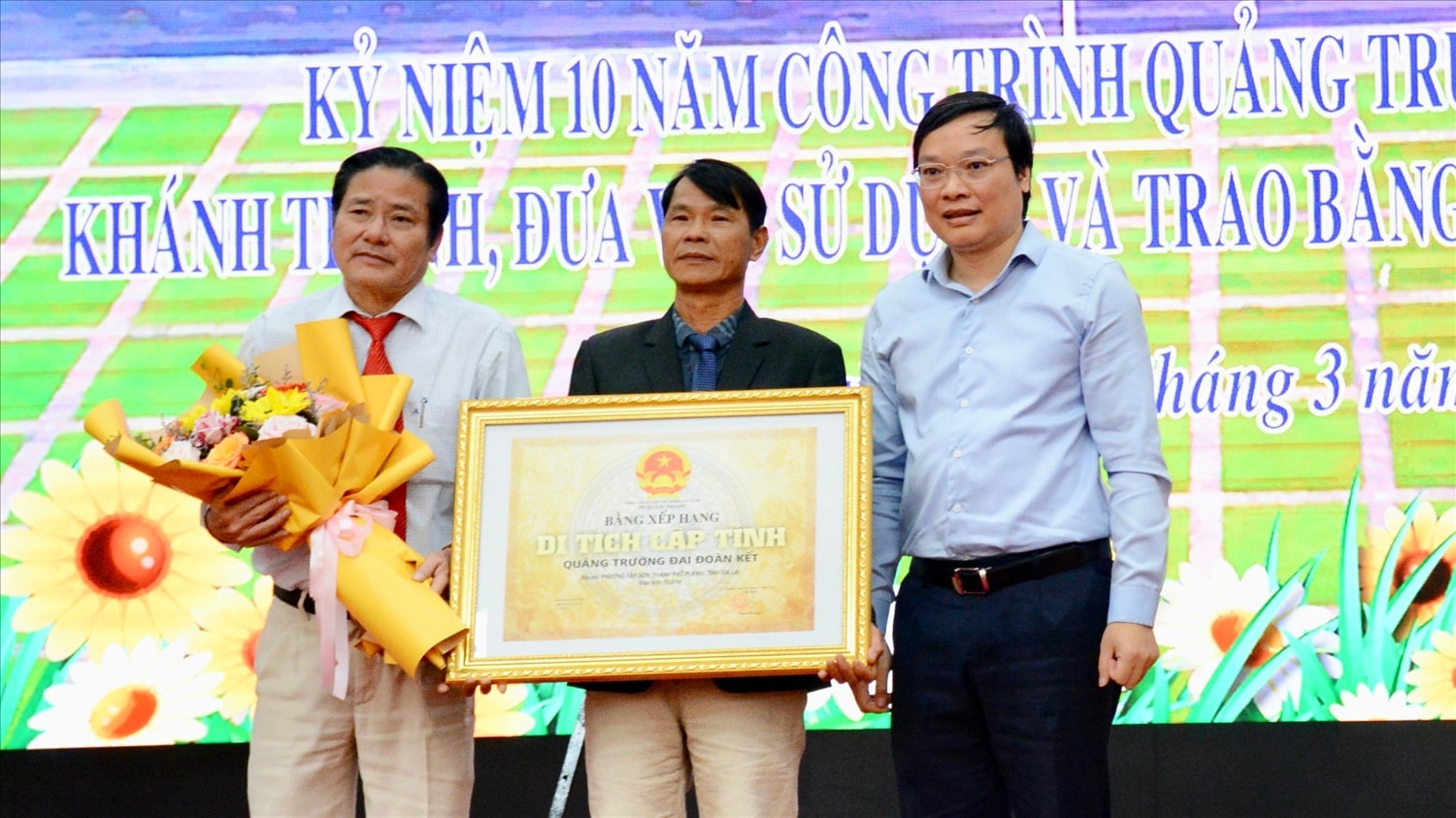 Chủ tịch UBND tỉnh Gia Lai Trương Hải Long đã trao Bằng xếp hạng di tích cấp tỉnh Quảng trường Đại Đoàn Kết.