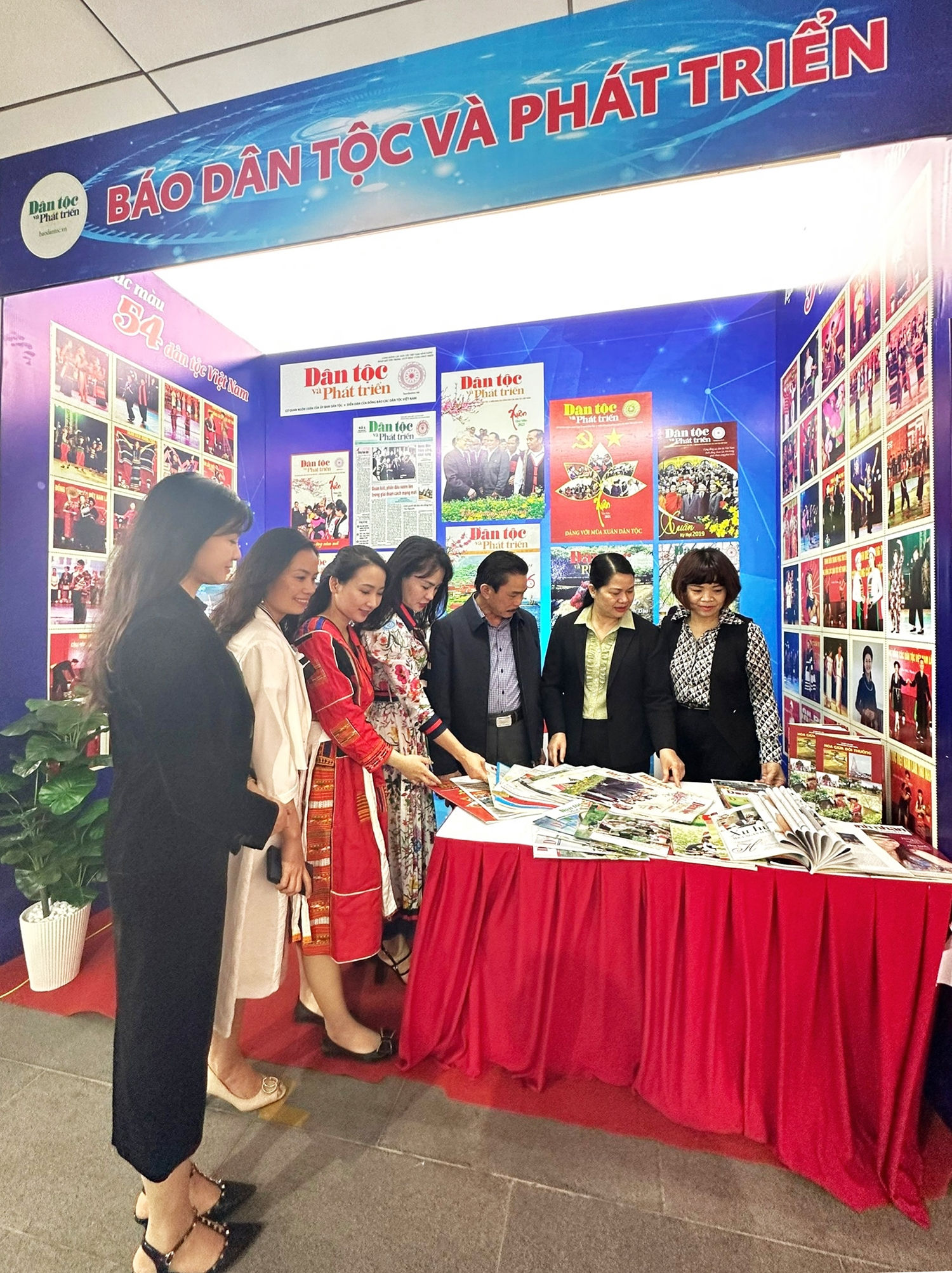Bà Hoàng Thị Lề - Vụ trưởng Vụ Tuyên truyền - Ủy ban Dân tộc tham quan gian trưng bày của Báo