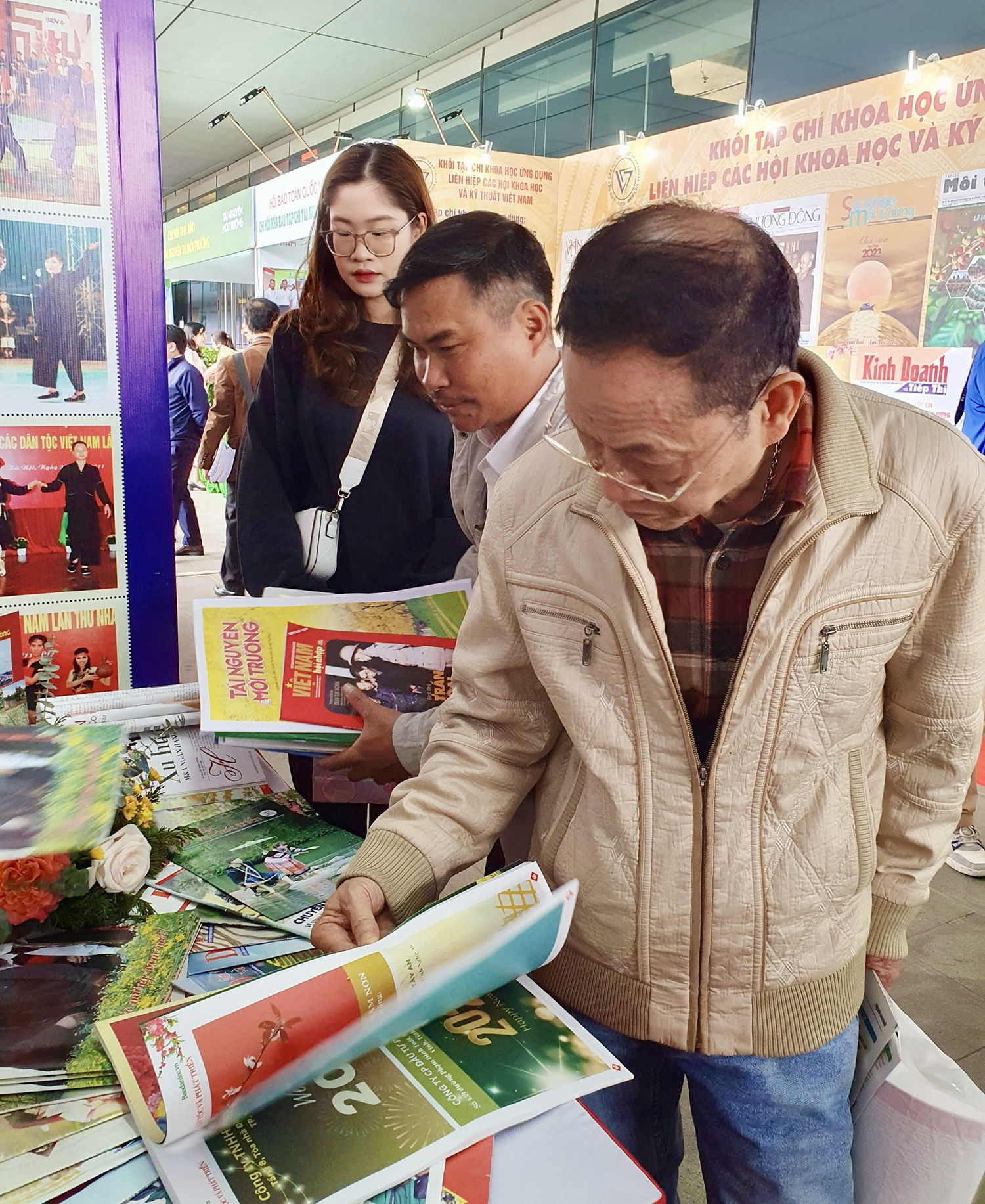 Bạn đọc nhiều lứa tuổi tới tham quan, tìm hiểu các ẩn phẩm của Báo