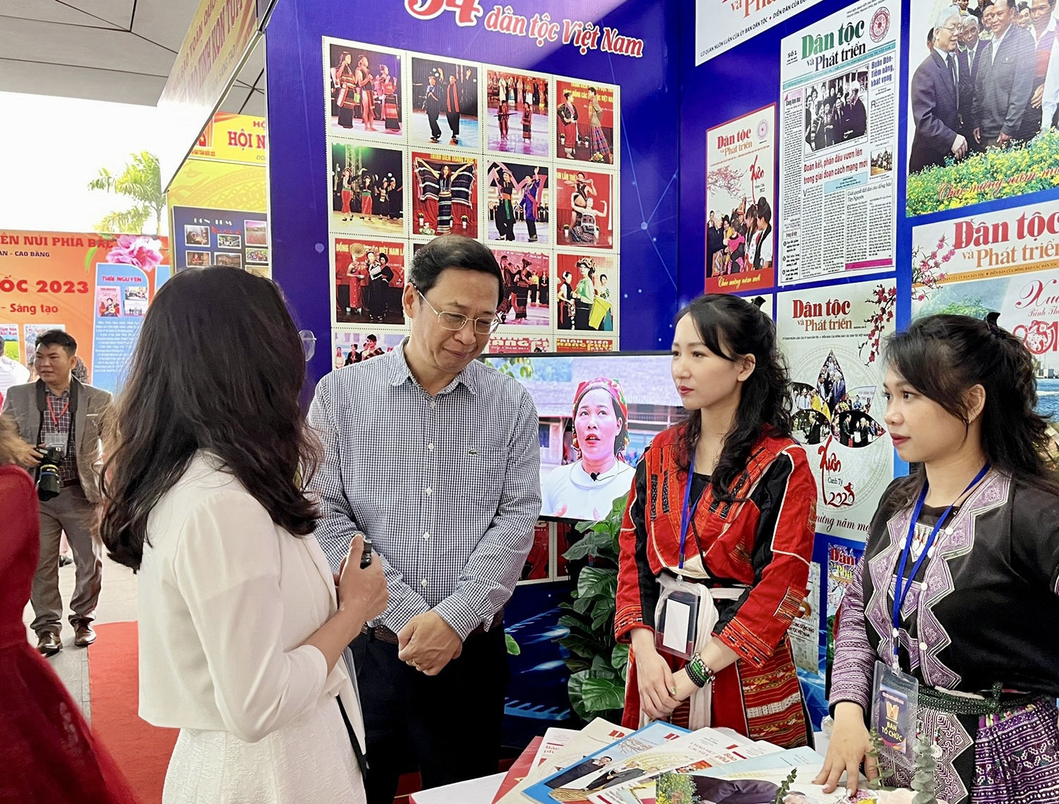 (Tin ảnh) Hội Báo toàn quốc 2023: Nhiều độc giả quan tâm đến Báo Dân tộc và Phát triển 4