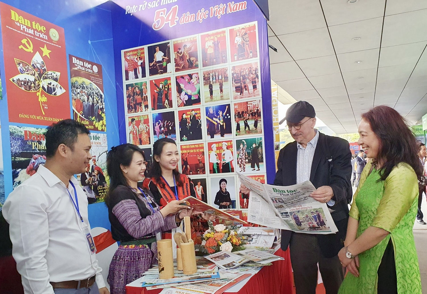 Một đồng nghiệp nước ngoài tham quan gian trưng bày của Báo