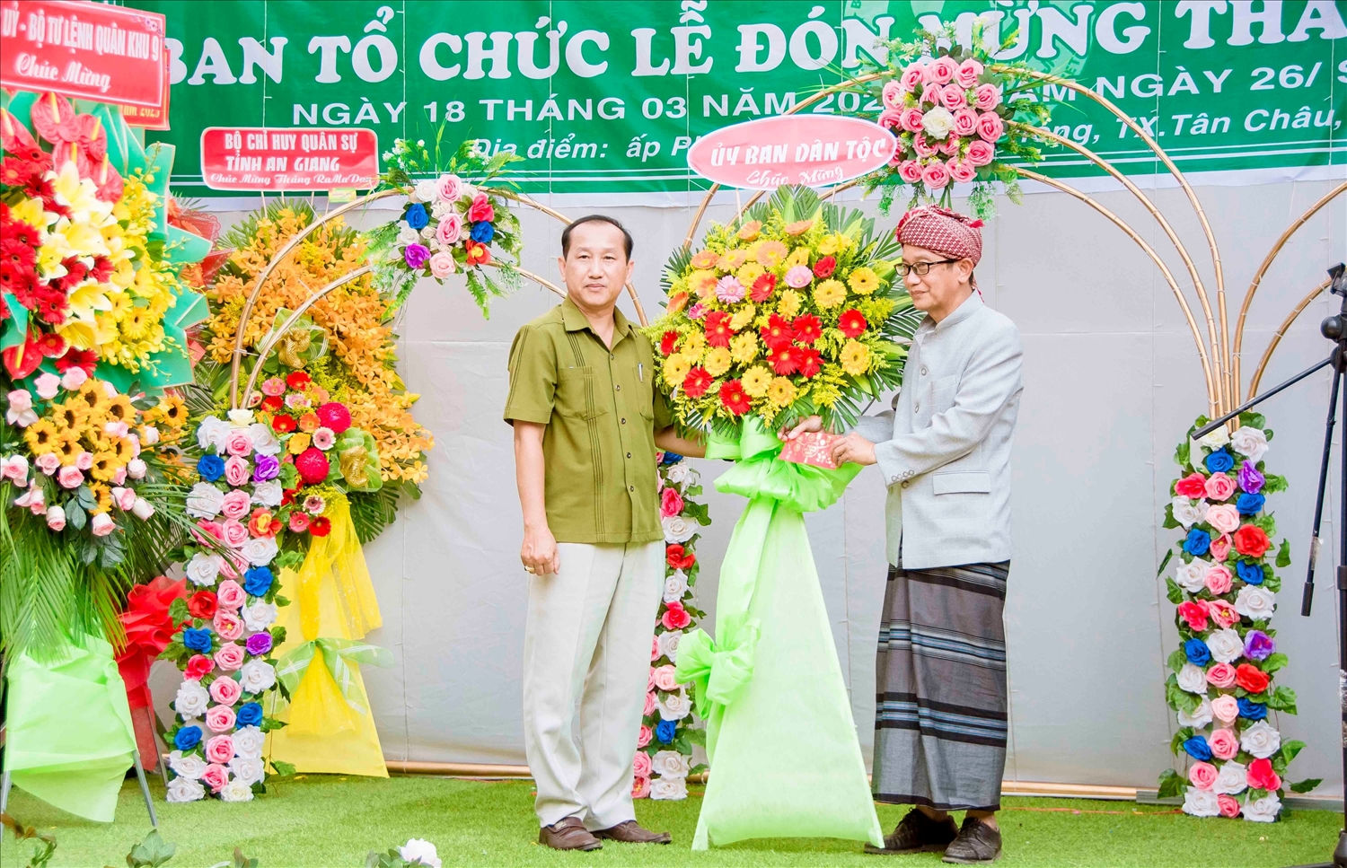 Ông Nguyễn Hoàng Hành - Phó Vụ trường Vụ công tác dân tộc địa phương  trao hoa và quà chúc mừng Tháng Ramadan đến ông Haji Jacky