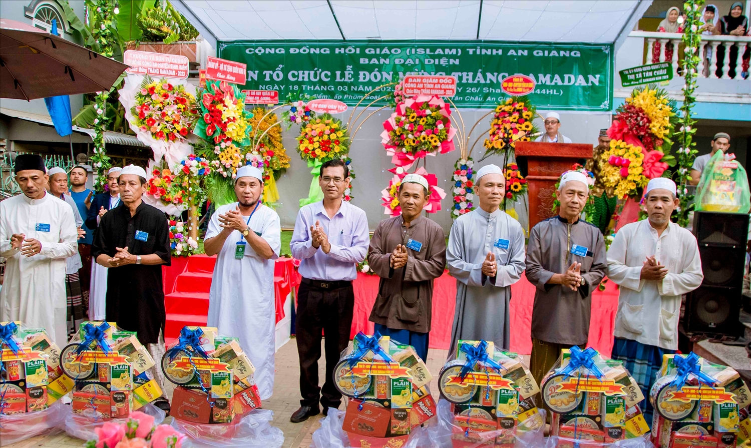 ông Chau Ane - Phó Ban Dân tộc tỉnh  trao quà đến Ban Đại diện tiểu Thánh đường 