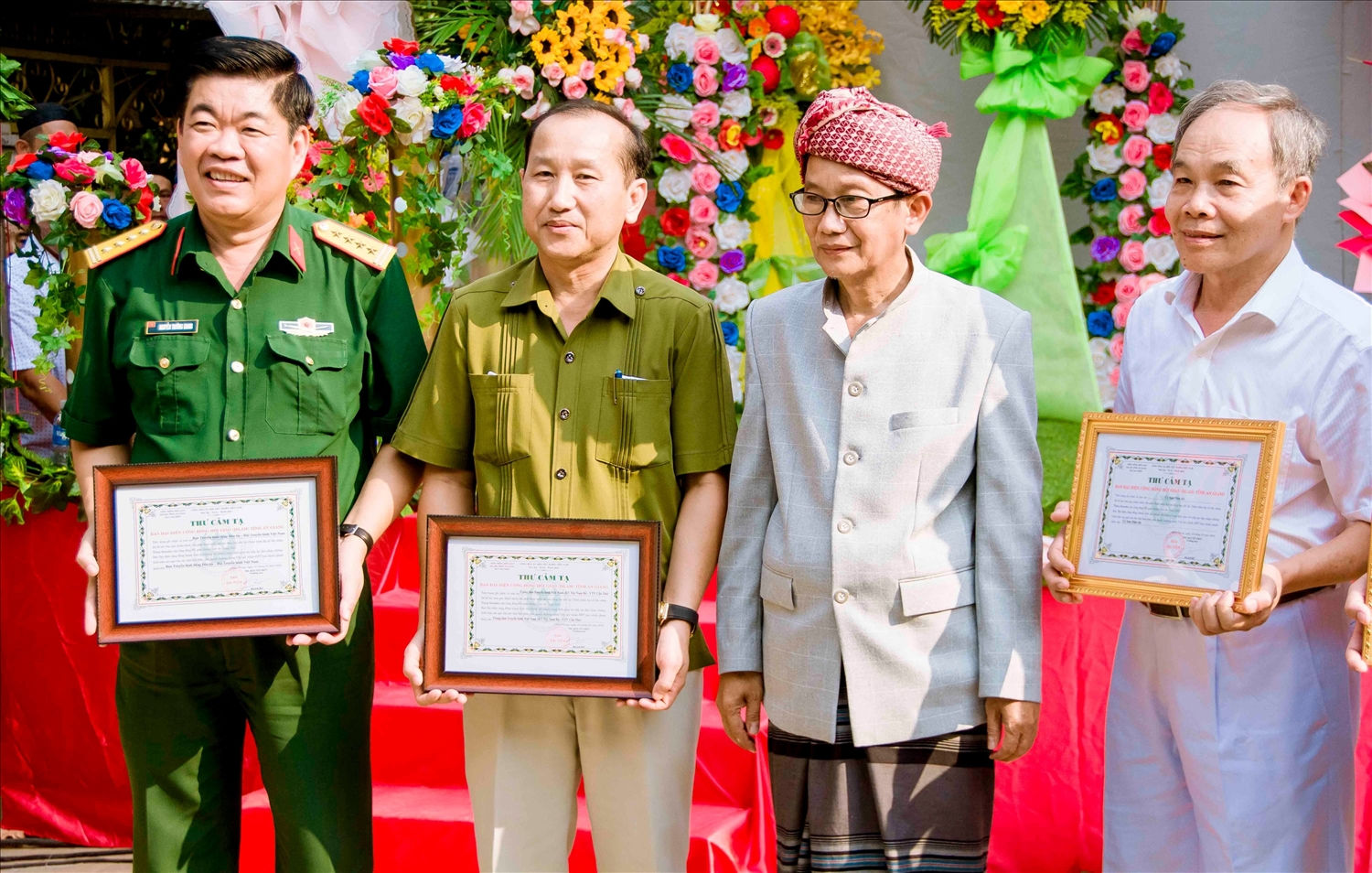 ông Haji Jacky, Trưởng Ban Đại diện cộng đồng Hồi giáo Islam tỉnh An Giang trao bảng cảm tạ các đơn vị đã đồng hành trong công tác an sinh 