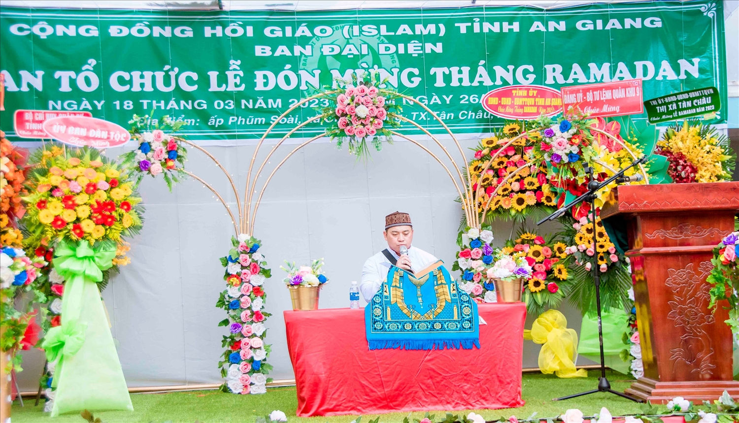  Buổi lễ được bắt đầu từ một hồi kinh cầu nguyện, do một vị đại diện cho đồng bào Hồi giáo thực hiện.