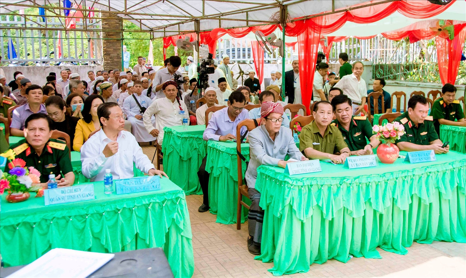 Đại biếu các đơn vị tham dự Lễ đón mừng Tháng Ramadan 