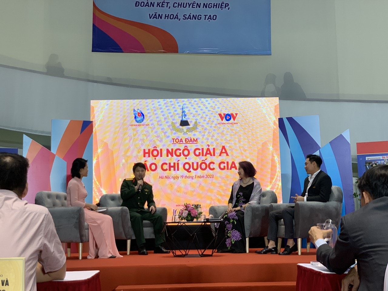 Đại diện lãnh đạo các Toà soạn báo chia sẻ tại Toạ đàm Đại diện lãnh đạo các Toà soạn báo chia sẻ tại Toạ đàm