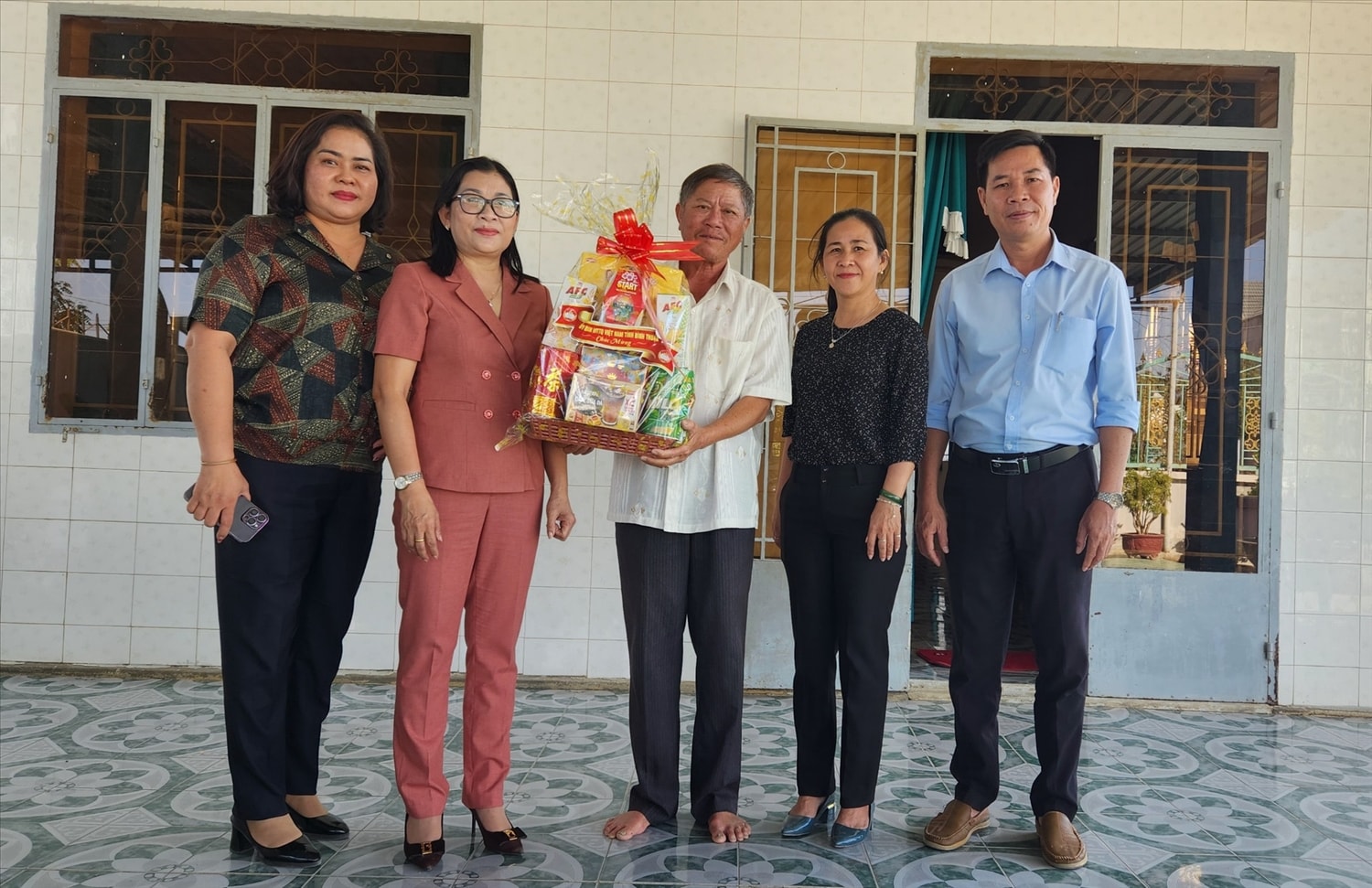 Thăm và chúc Tết Ramưwan ông Mai Sên - Ủy viên Ủy ban MTTQ Việt Nam tỉnh Bình Thuận khóa VIII