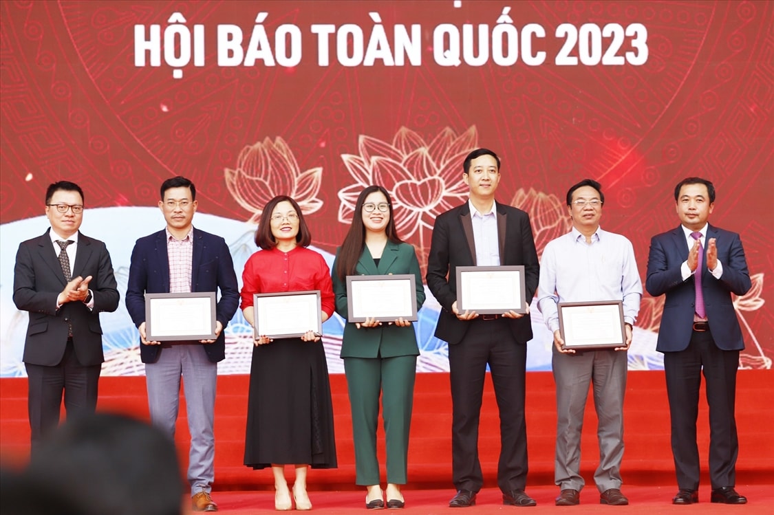 Ông Lê Quốc Minh - Ủy viên Trung ương Đảng, Phó Ban Tuyên giáo Trung ương, Tổng Biên tập Báo Nhân dân, Chủ tịch Hội nhà báo Việt Nam trao giải cho các báo đoạt giải