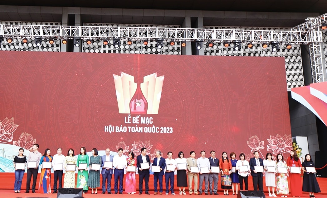 Ban Tổ chức và Hội đồng Giải thưởng đã chấm và quyết định: Trao 6 giải A, 15 giải B, 27 giải C, 62 giải khuyến khích